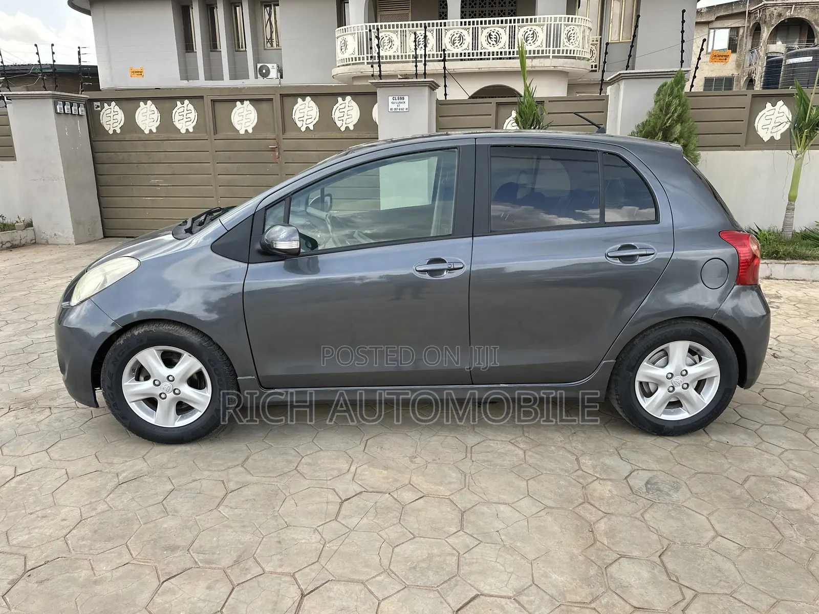 Toyota Vitz 1.3 FWD 5dr 2010 Gray