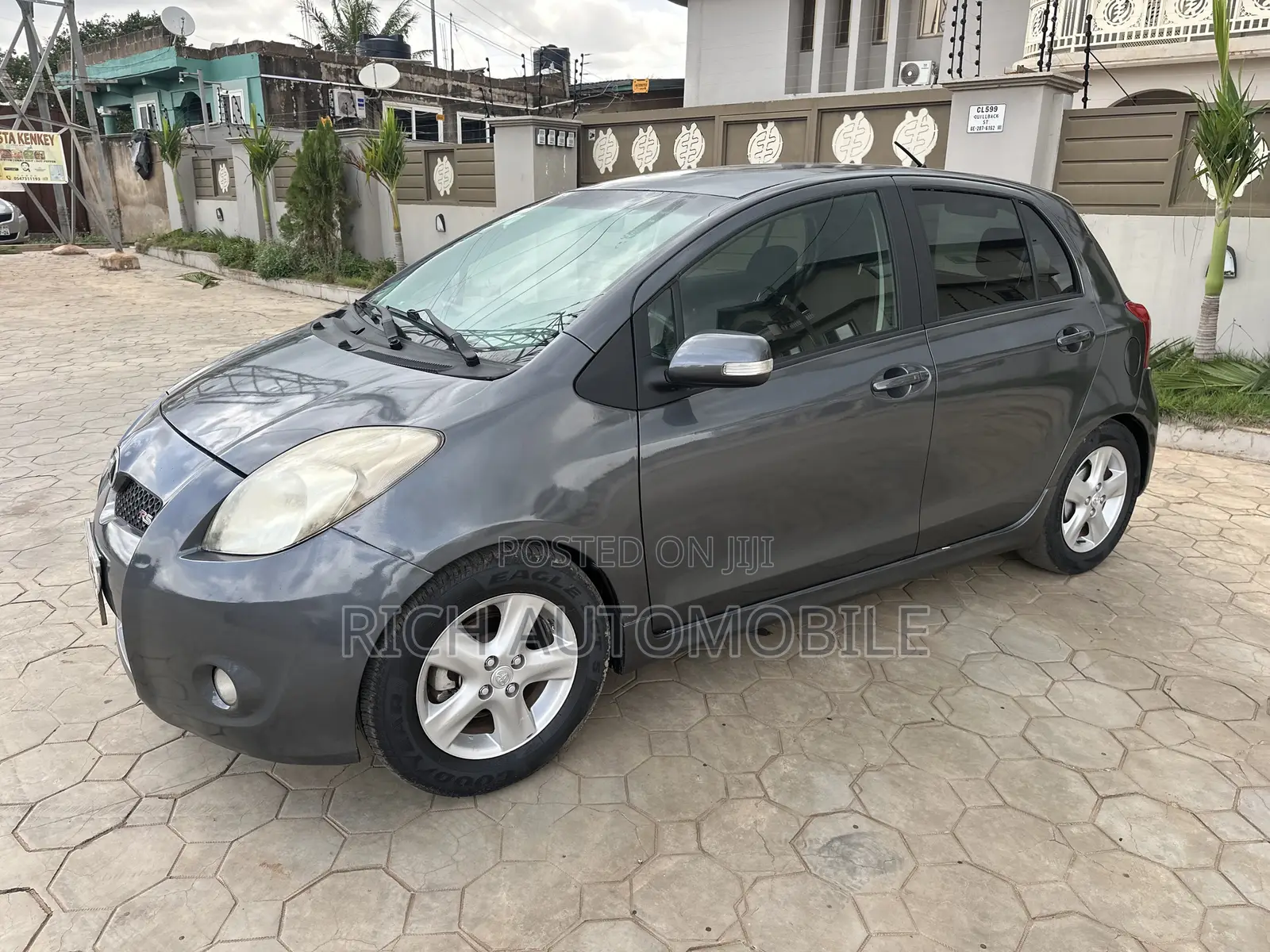 Toyota Vitz 1.3 FWD 5dr 2010 Gray