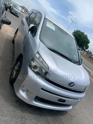 Toyota Voxy 2010 Silver