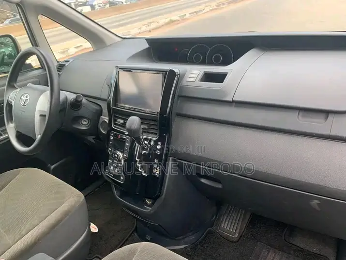 Toyota Voxy 2010 Silver