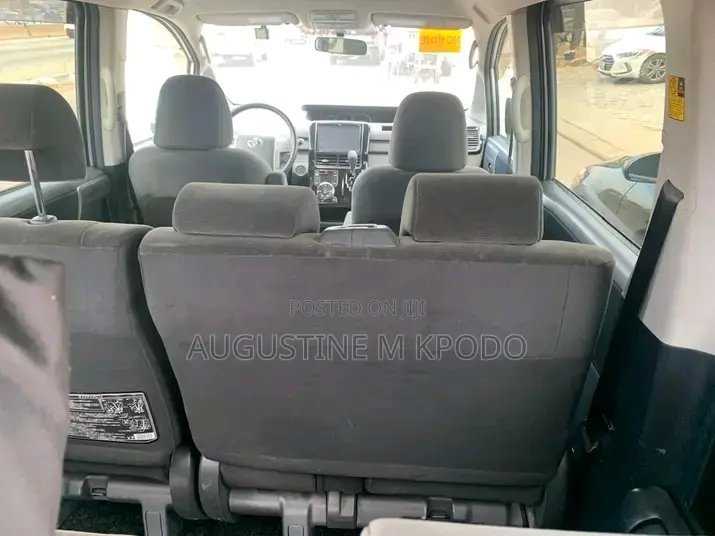 Toyota Voxy 2010 Silver