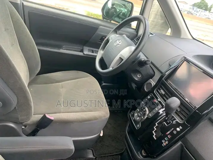 Toyota Voxy 2010 Silver