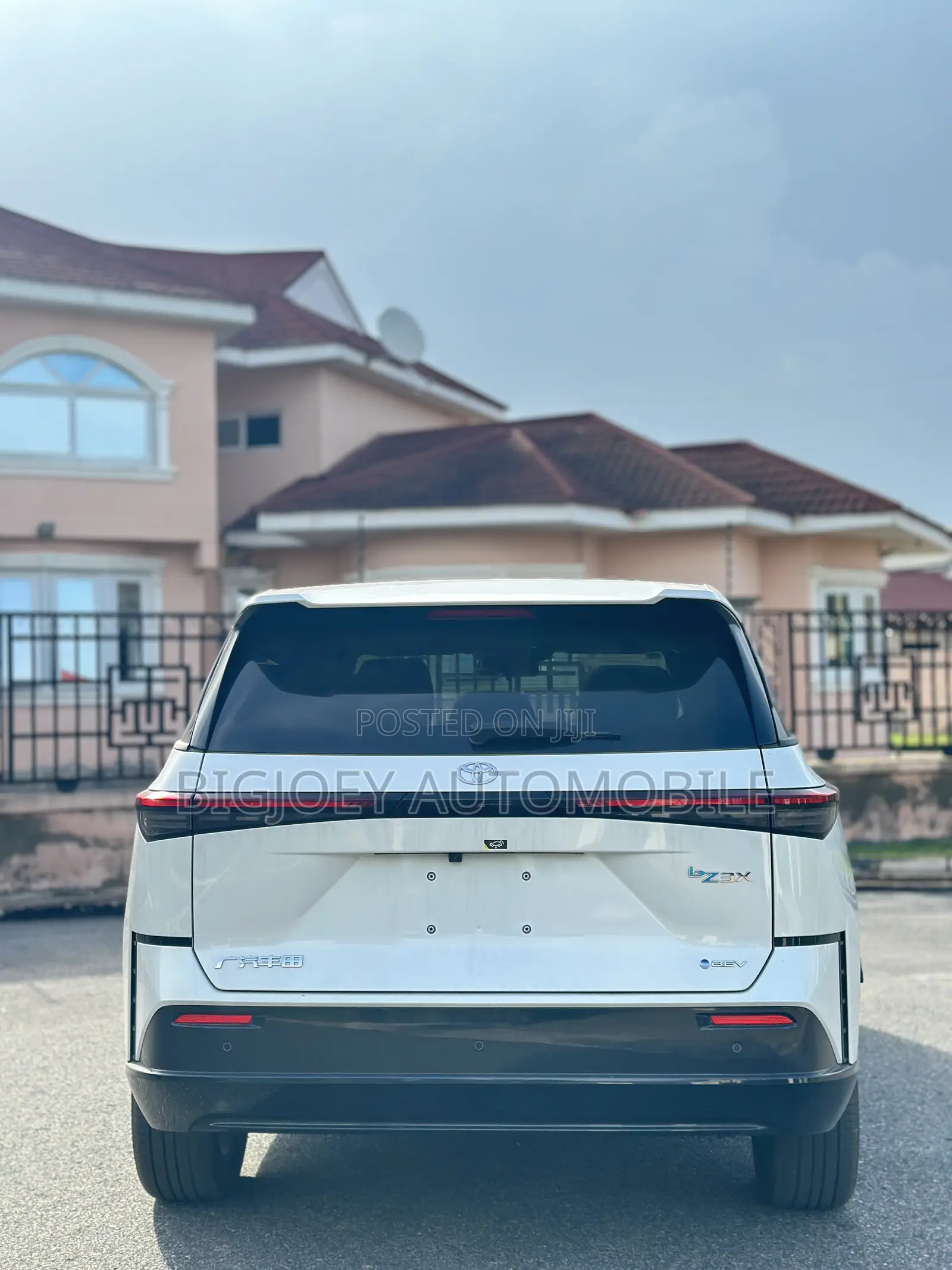 Toyota bZ4X Limited AWD 2025 White