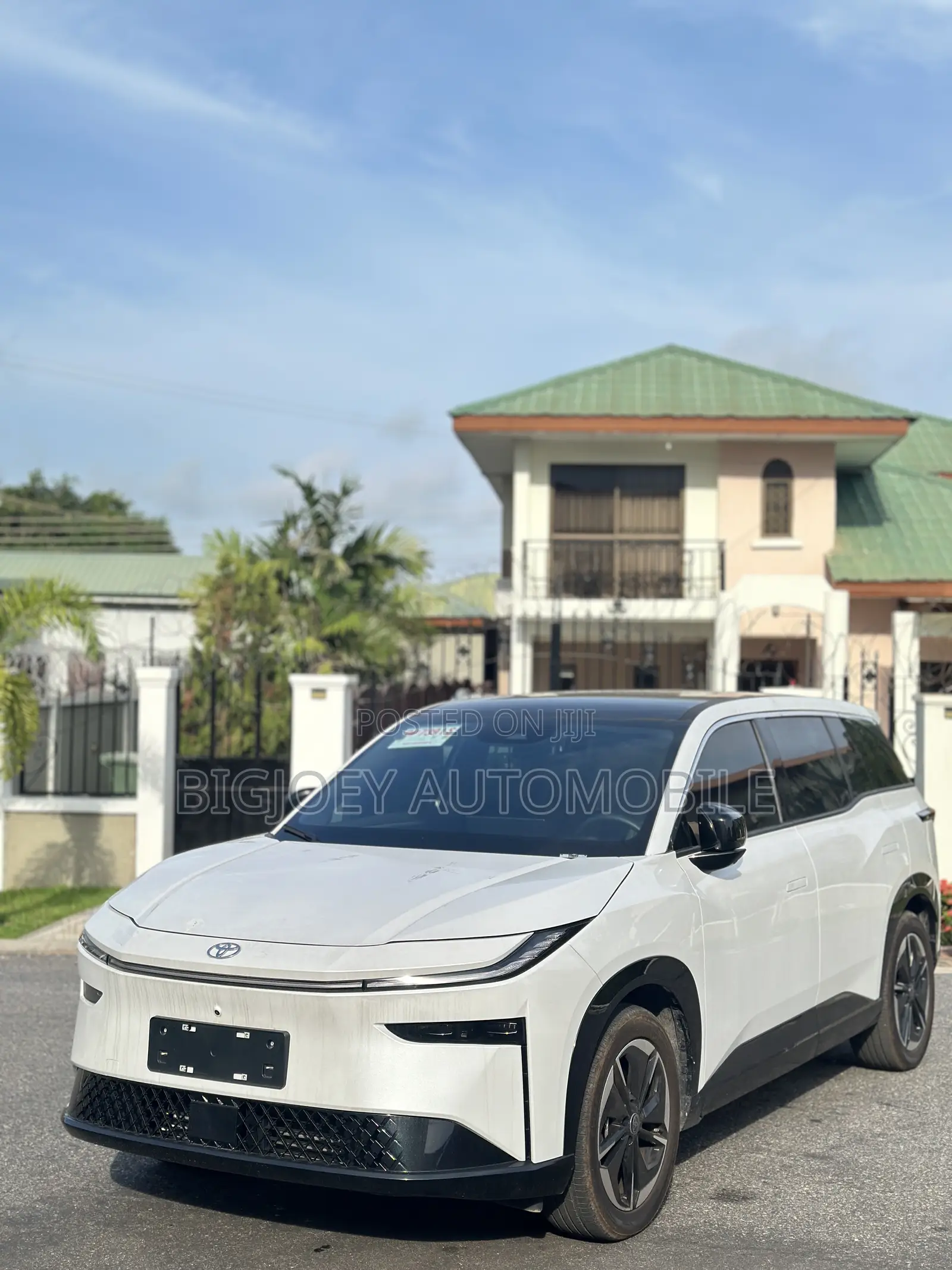 Toyota bZ4X Limited AWD 2025 White