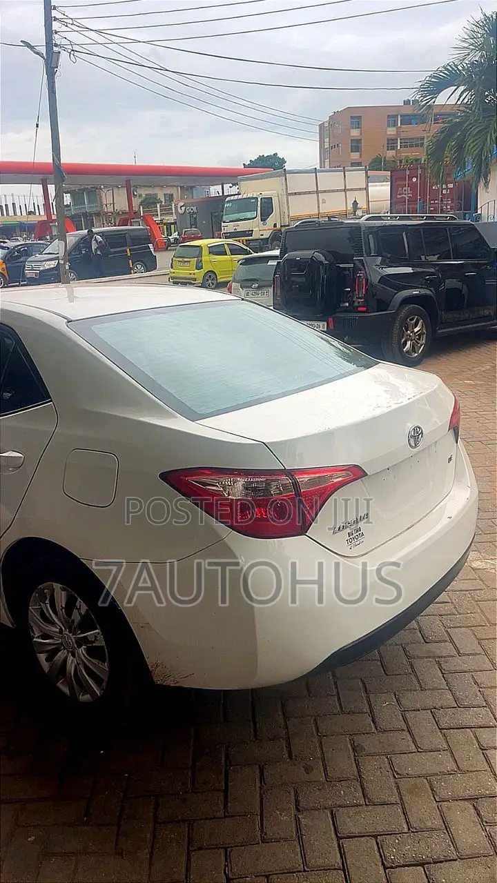 Toyota Corolla LE (1.8L 4cyl 2A) 2018 White