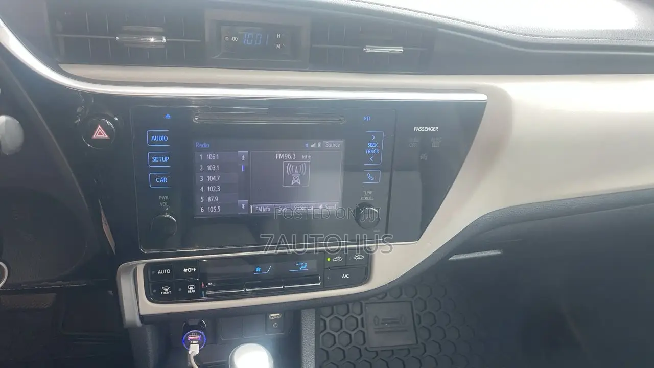 Toyota Corolla LE (1.8L 4cyl 2A) 2018 White