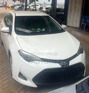 Toyota Corolla LE (1.8L 4cyl 2A) 2018 White