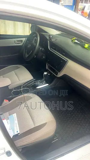 Toyota Corolla LE (1.8L 4cyl 2A) 2018 White