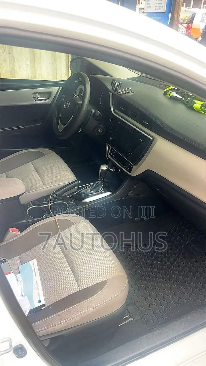 Toyota Corolla LE (1.8L 4cyl 2A) 2018 White
