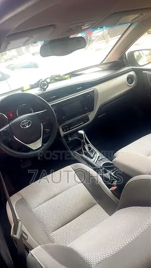 Toyota Corolla LE (1.8L 4cyl 2A) 2018 White