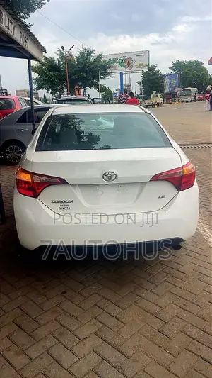 Toyota Corolla LE (1.8L 4cyl 2A) 2018 White