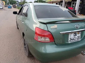 Toyota Yaris Base Sedan 4dr 2010 Green
