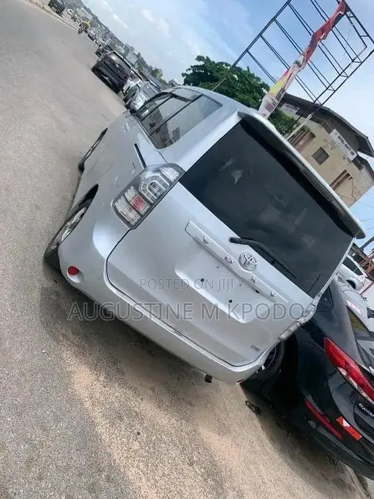 Toyota Voxy 2010 Silver