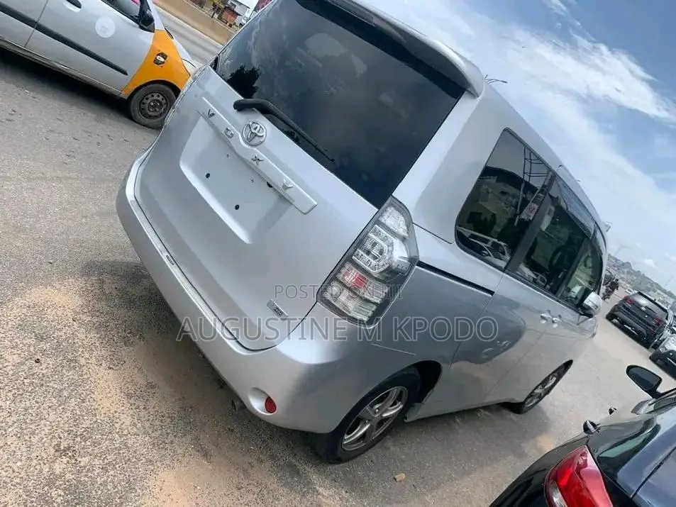 Toyota Voxy 2010 Silver