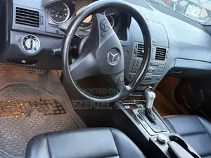 Mercedes-Benz C300 Luxury Sedan RWD (3.0L 6cyl 7A) 2011 Black