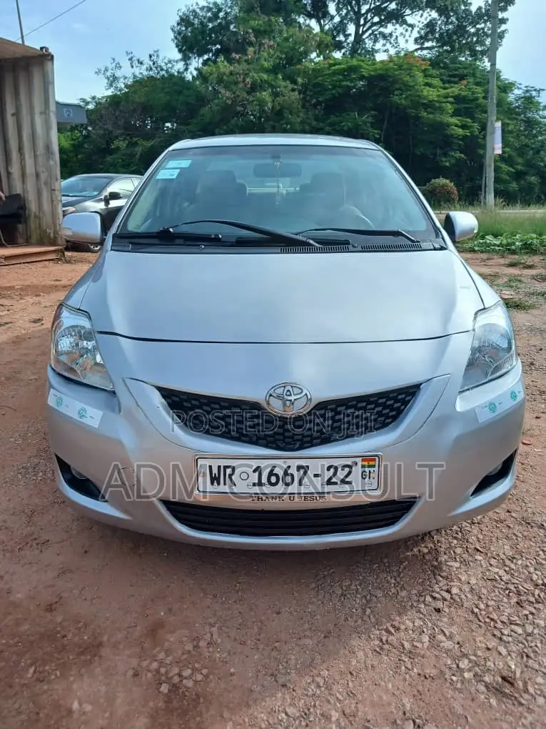 Toyota Belta 2010 Silver