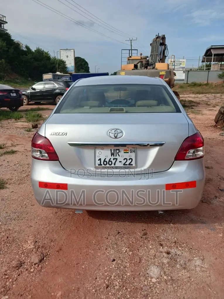 Toyota Belta 2010 Silver