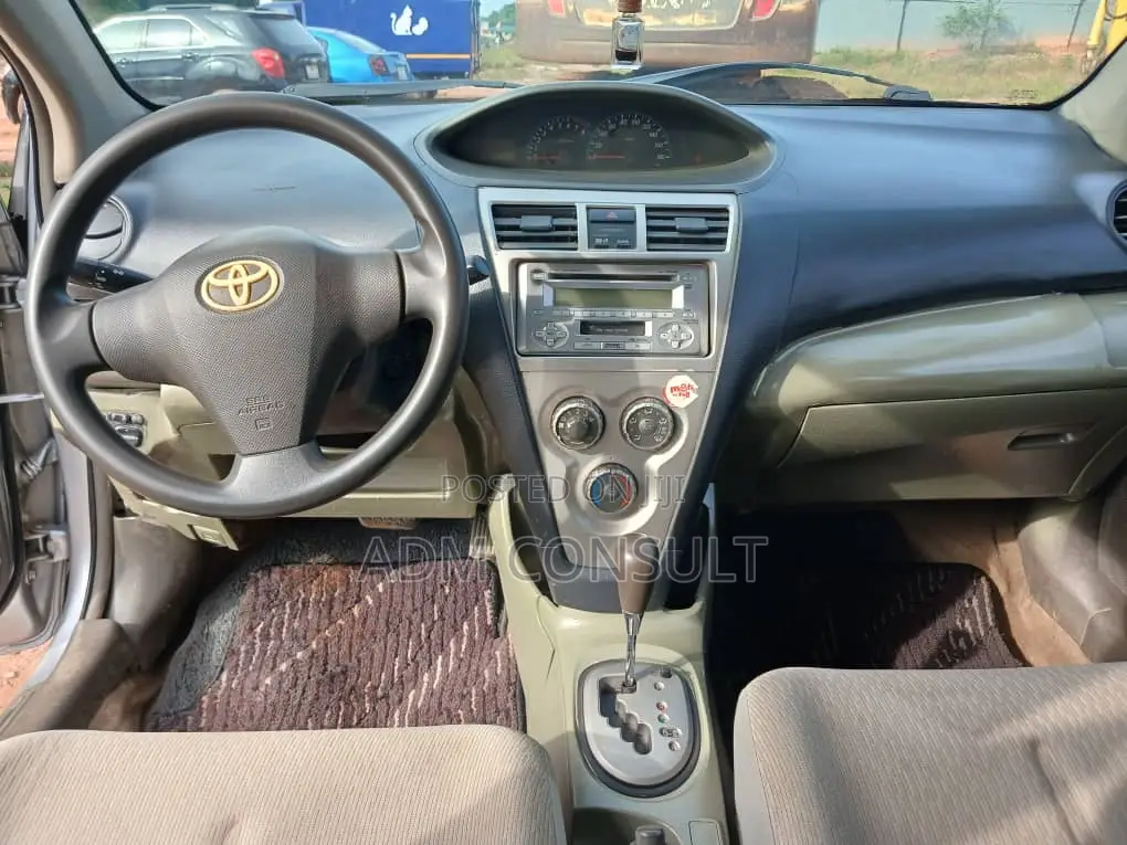 Toyota Belta 2010 Silver