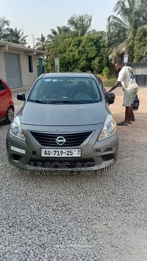 Nissan Versa 2013 Gray