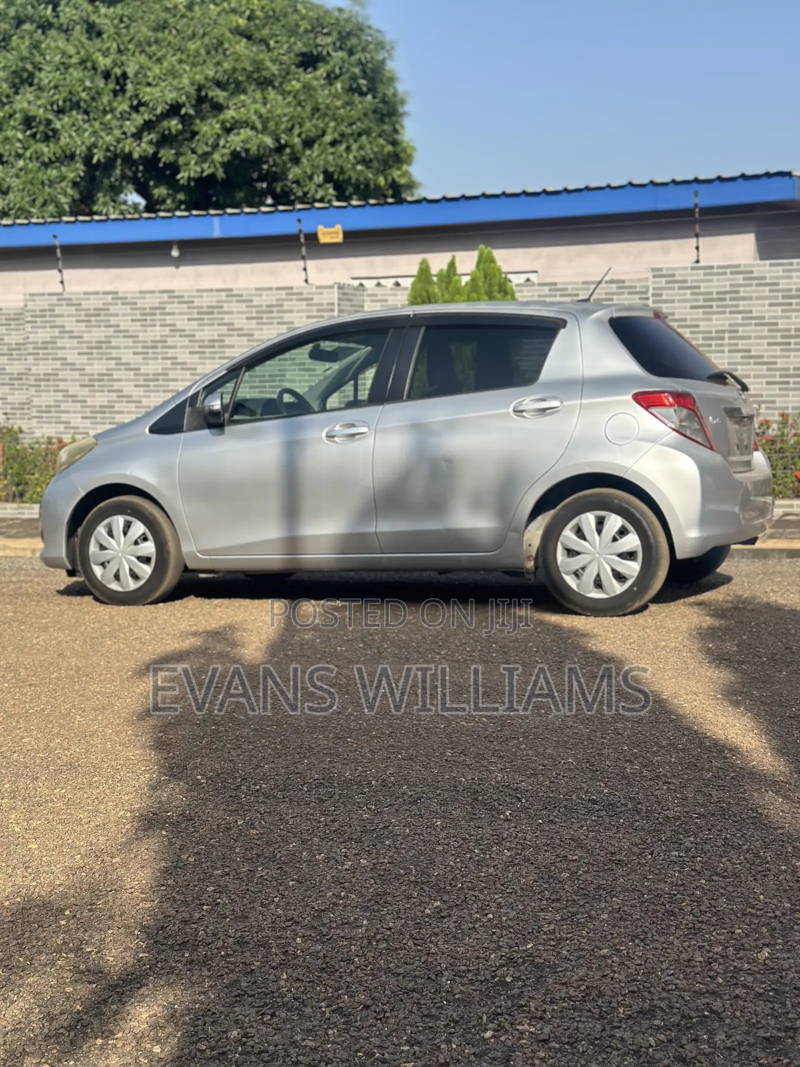Toyota Vitz 1.3 FWD 3dr 2011 Silver