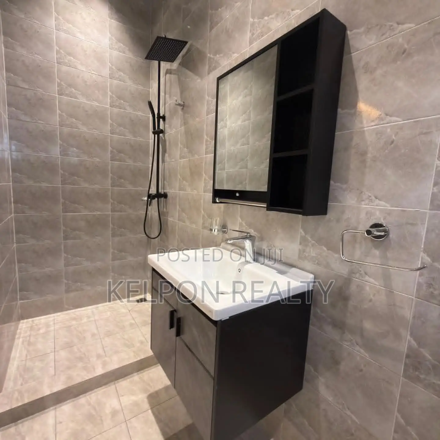 3bdrm House in Lakeside, North Legon for sale