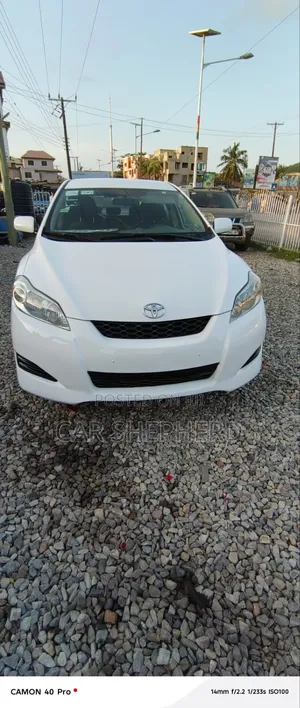 Toyota Matrix L Hatchback FWD (1.8L 4cyl 5M) 2012 White