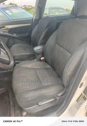 Toyota Matrix L Hatchback FWD (1.8L 4cyl 5M) 2012 White