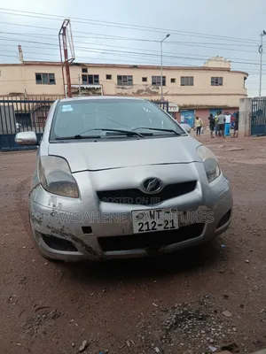 Toyota Vitz 2010 Silver