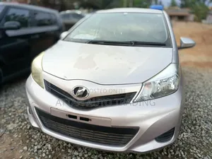 Toyota Vitz 2014 Silver