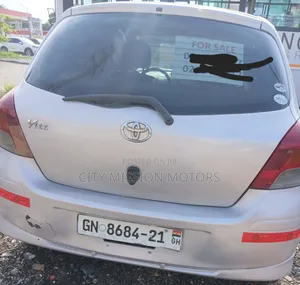 Toyota Vitz 2010 Silver