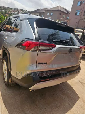 Toyota RAV4 XLE 2021 Silver