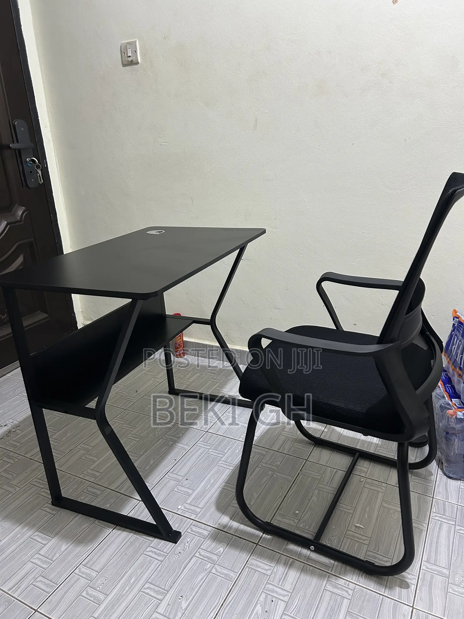 Modern Office Table Chair Combo – Neat and Strong