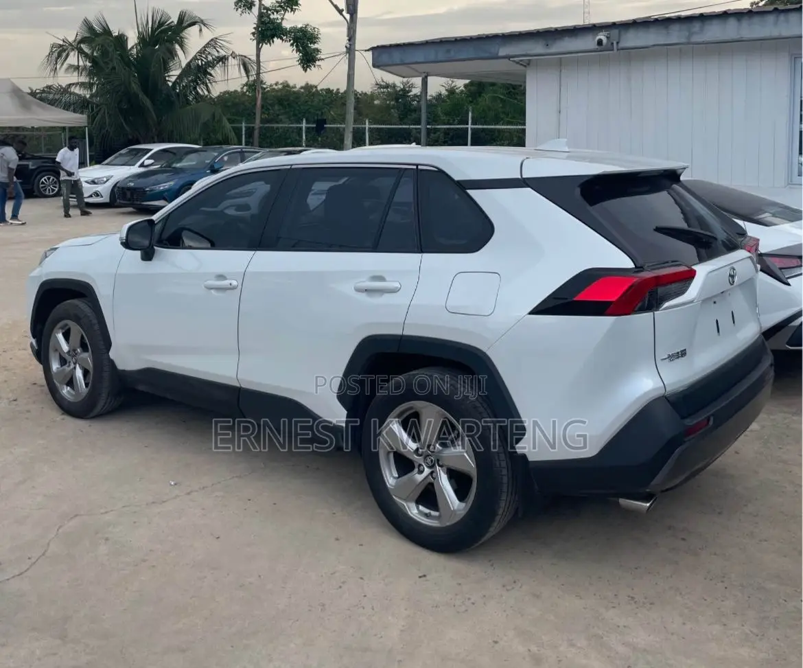 Toyota RAV4 XLE Premium 2021 White