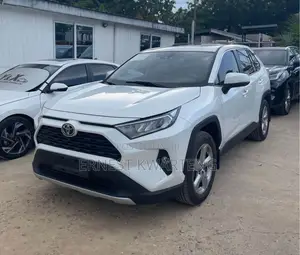 Toyota RAV4 XLE Premium 2021 White
