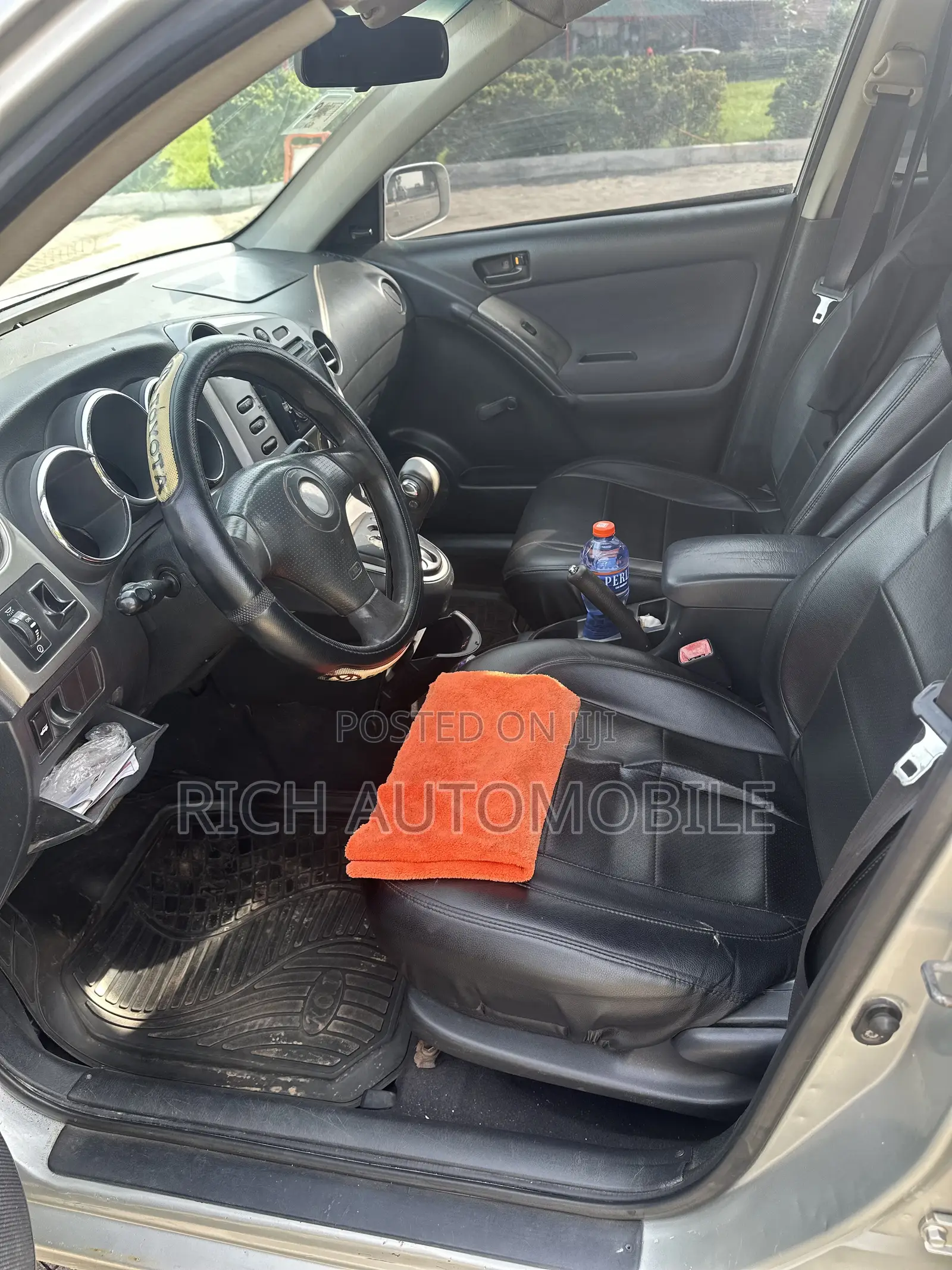 Toyota Matrix S Hatchback FWD (2.4L 4cyl 5A) 2010 Silver