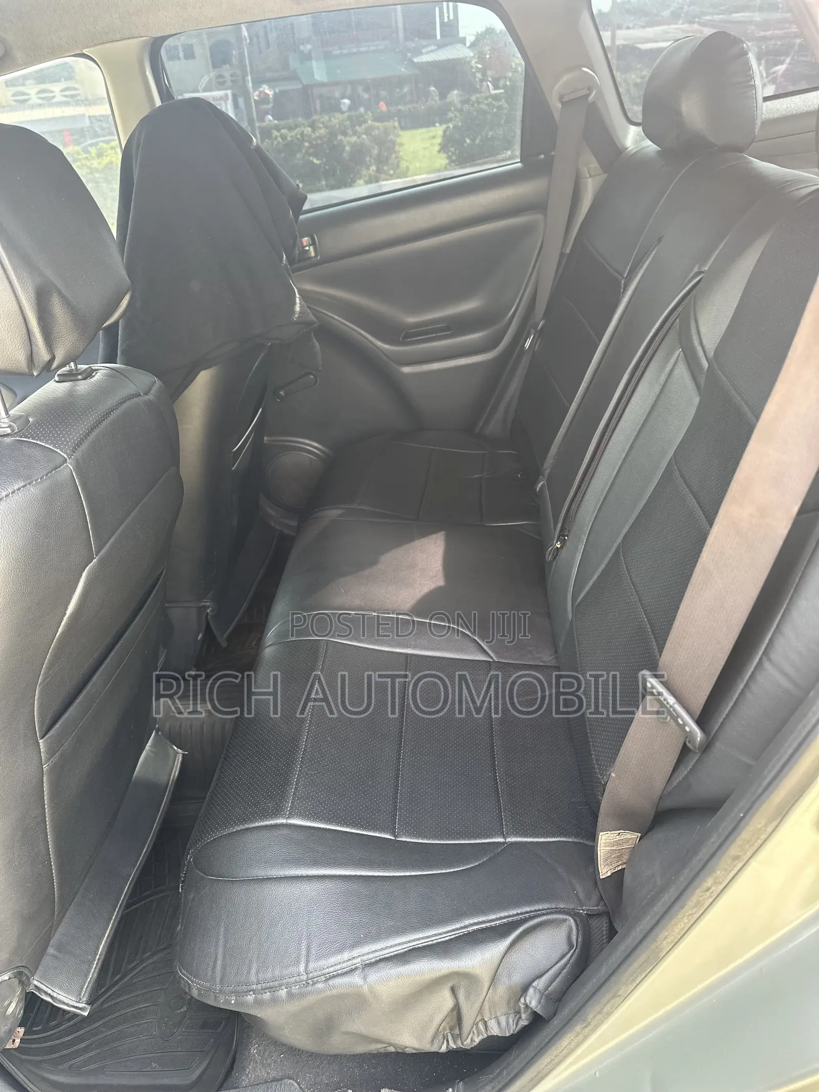 Toyota Matrix S Hatchback FWD (2.4L 4cyl 5A) 2010 Silver