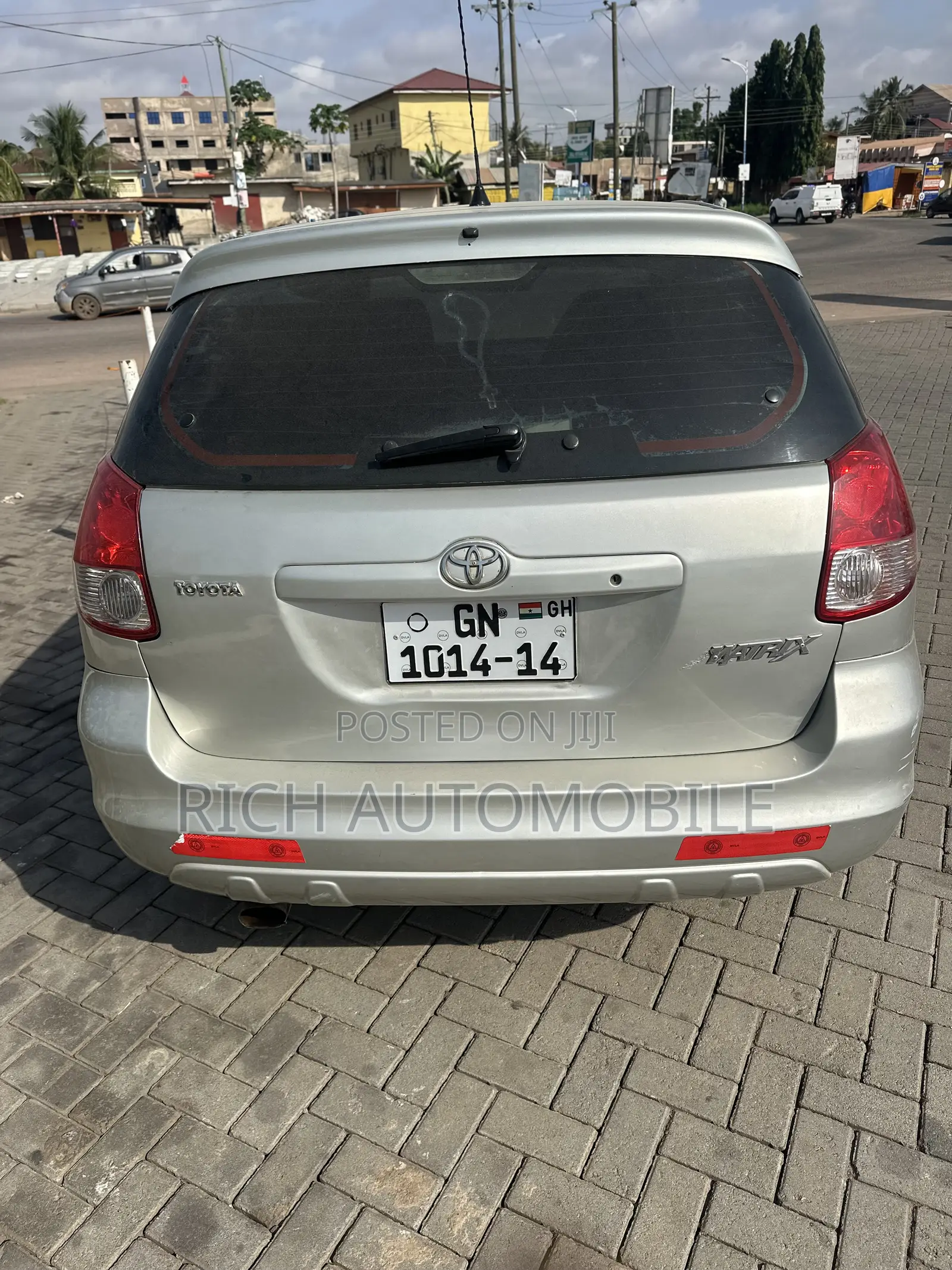 Toyota Matrix S Hatchback FWD (2.4L 4cyl 5A) 2010 Silver