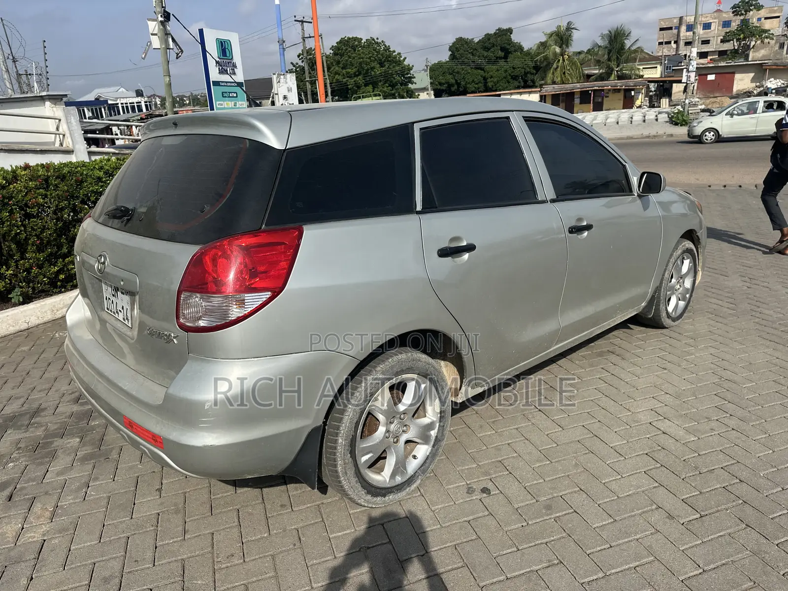 Toyota Matrix S Hatchback FWD (2.4L 4cyl 5A) 2010 Silver