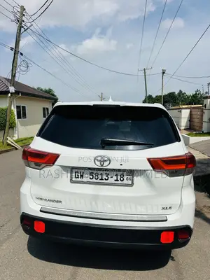 Toyota Highlander XLE 4dr SUV AWD (3.5L 6cyl 6A) 2015 White