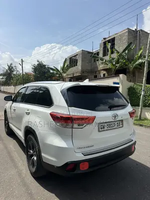 Toyota Highlander XLE 4dr SUV AWD (3.5L 6cyl 6A) 2015 White