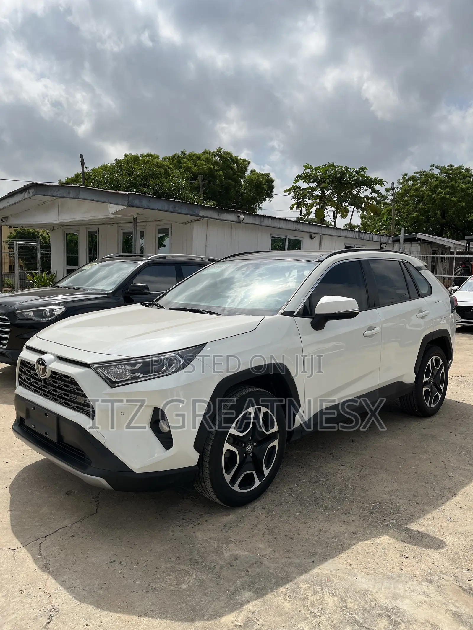 Toyota RAV4 XLE FWD 2020 White