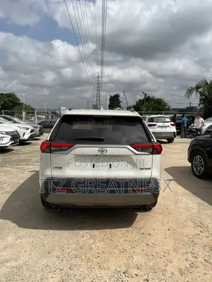 Toyota RAV4 XLE FWD 2020 White