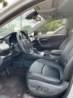 Toyota RAV4 XLE FWD 2020 White
