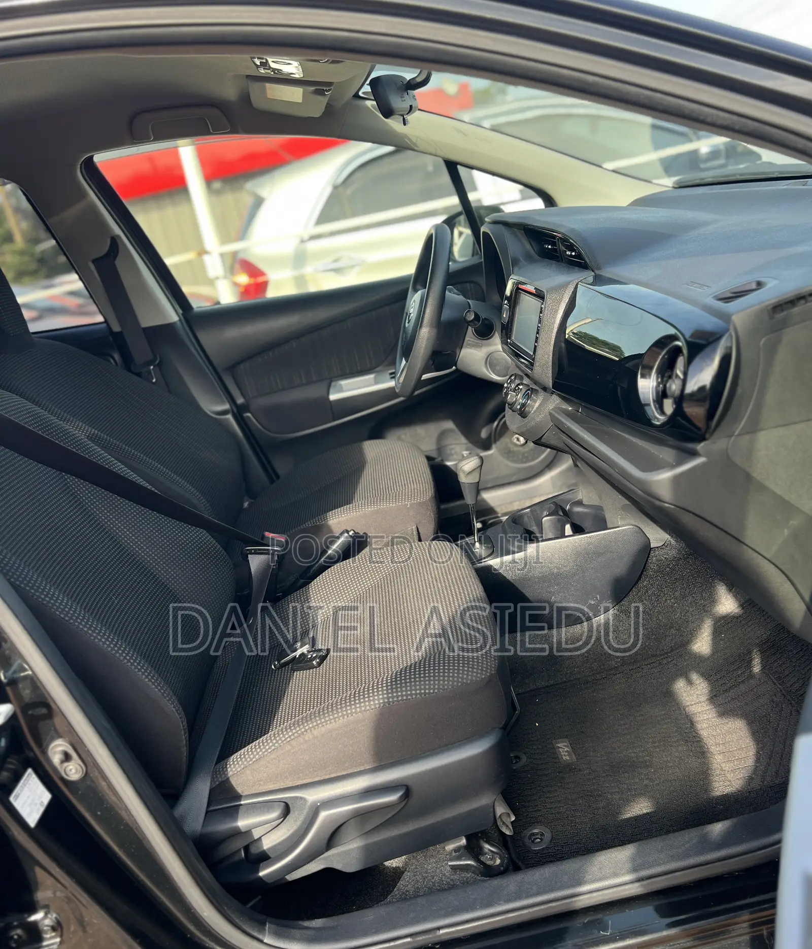 Toyota Vitz 1.3 AWD 5dr 2015 Black