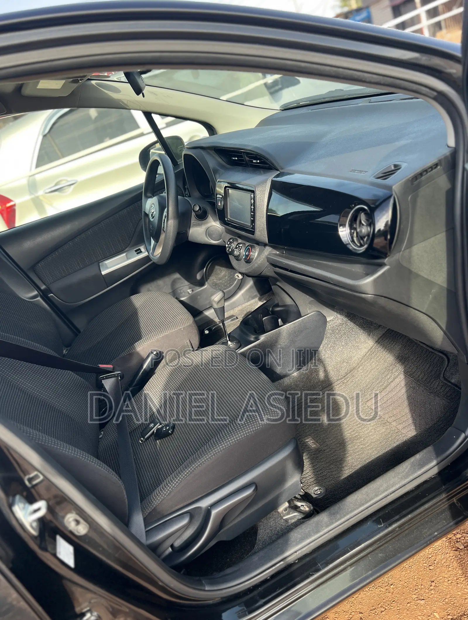 Toyota Vitz 1.3 AWD 5dr 2015 Black