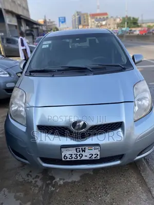 Toyota Vitz 2010 Silver
