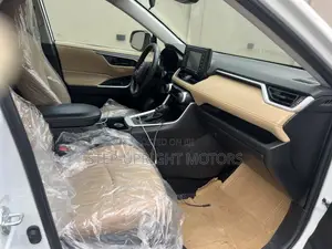Toyota RAV4 2022 White