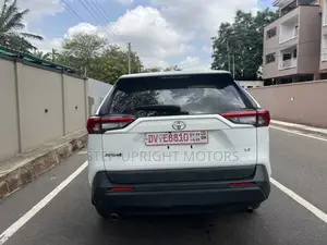 Toyota RAV4 2022 White