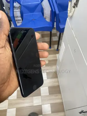 Apple iPhone SE (2020) 128 GB Black