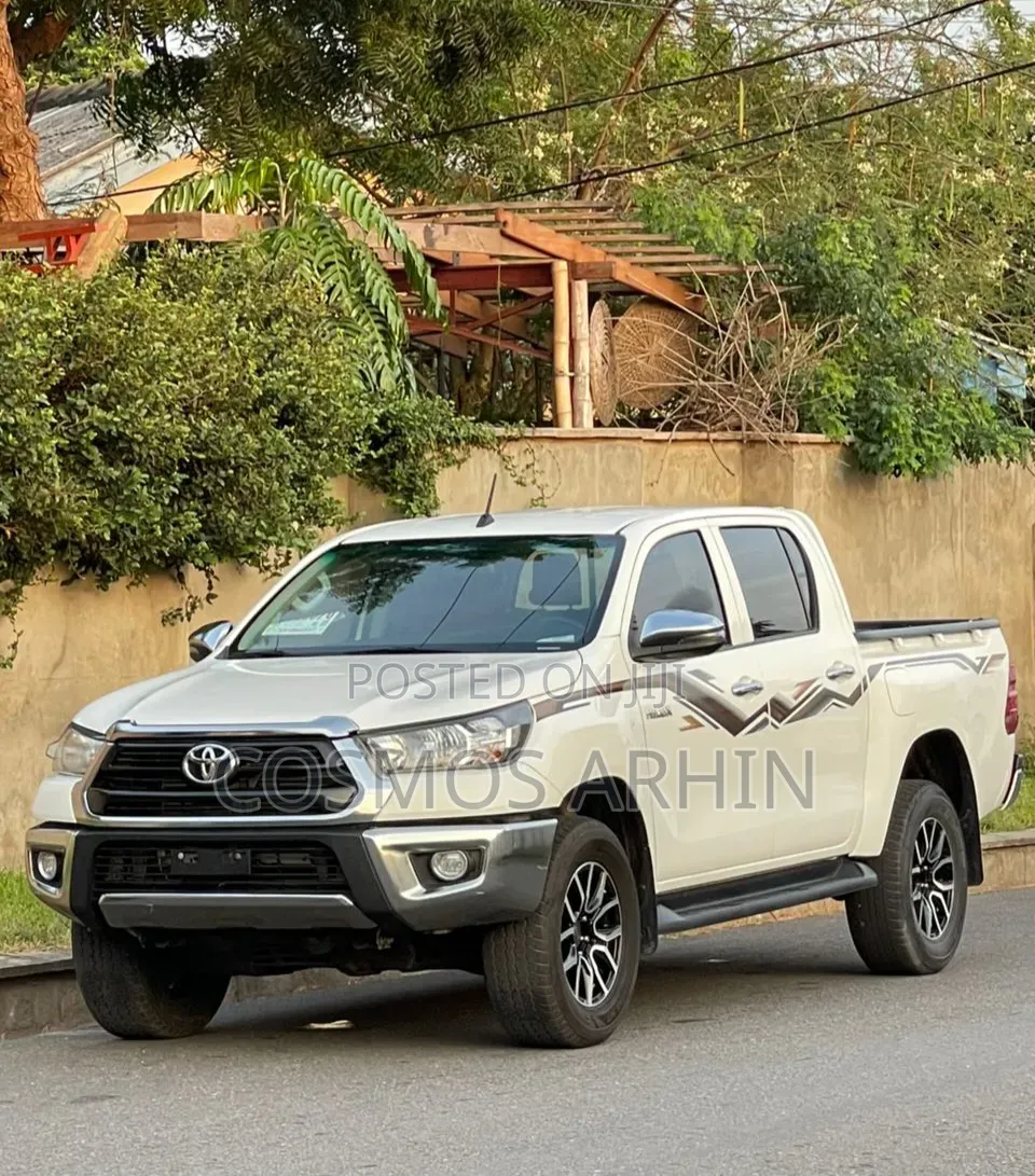Toyota Hilux 2024 Gray